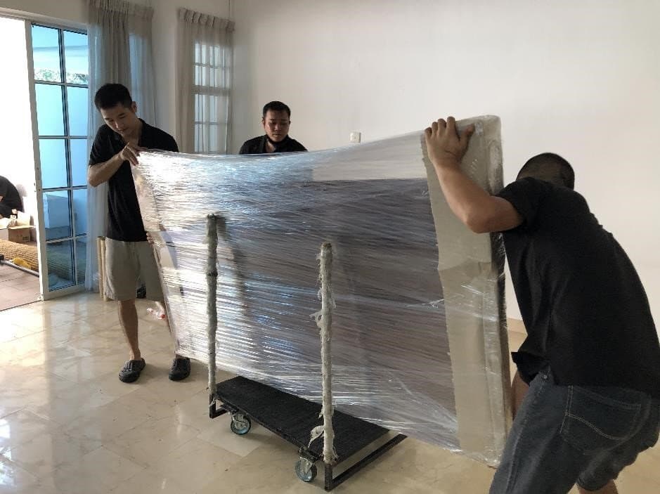 Reddot Movers moving large dining table top